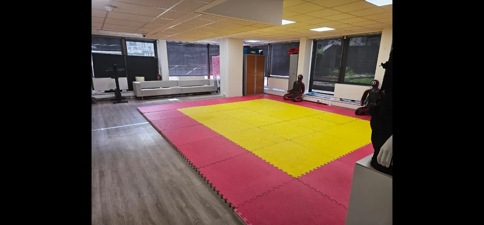 Salle annexe avec sac de frappe